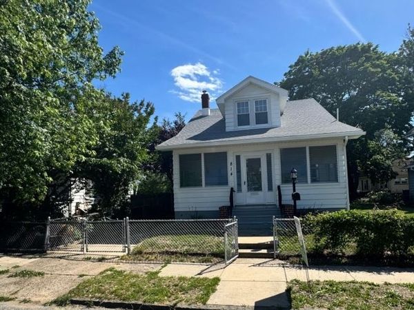 814 Somerset St, Gloucester, NJ 08030
