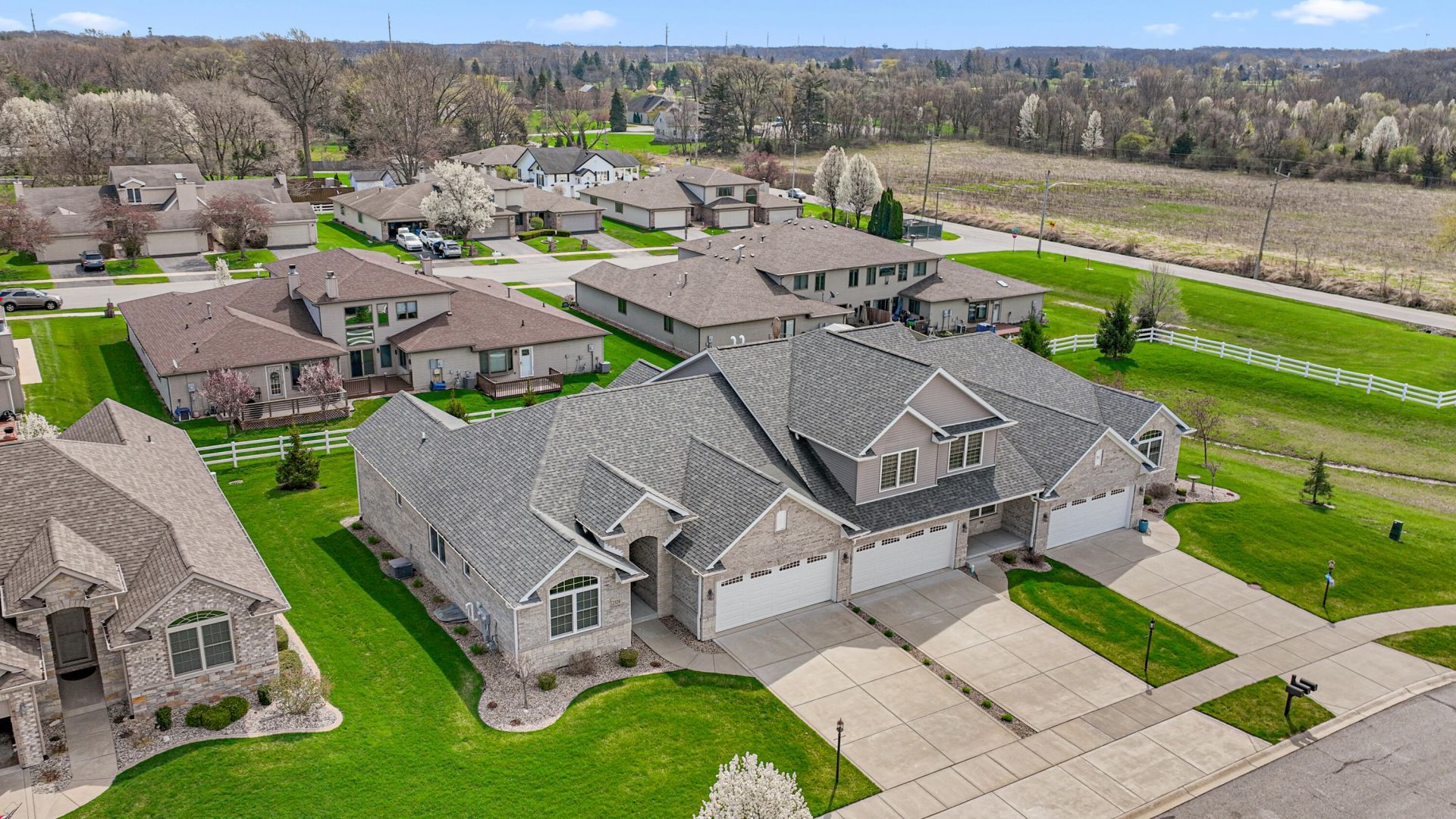 2324 Waterford Circle E, Schererville, IN 46375 Main Photo