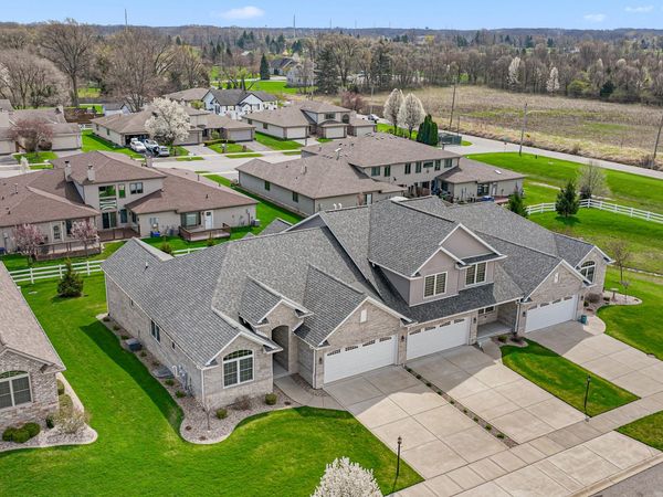 2324 Waterford Circle E, Schererville, IN 46375