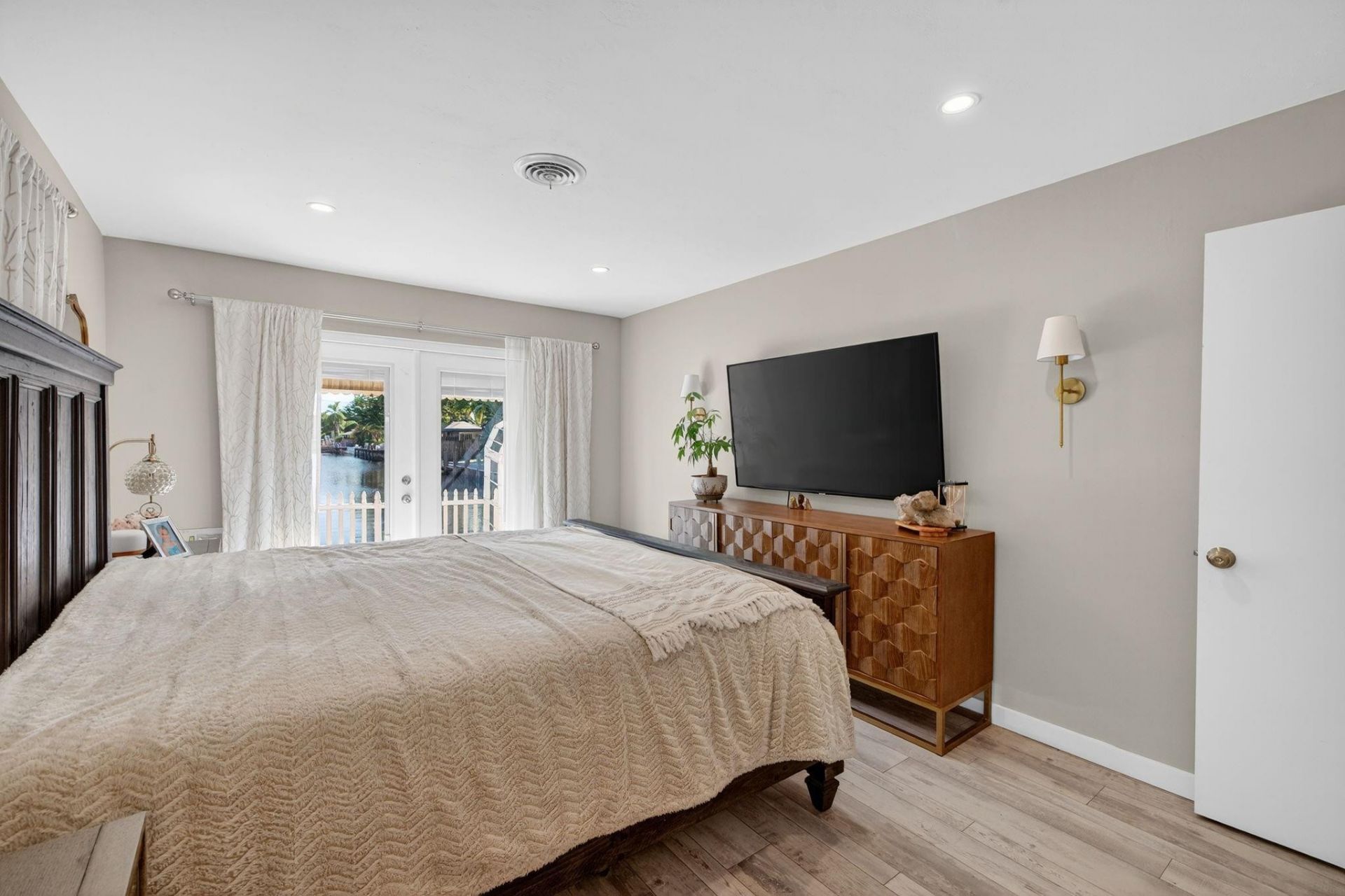 1570 NE 30th Place, Oakland Park, FL 33334 Photo