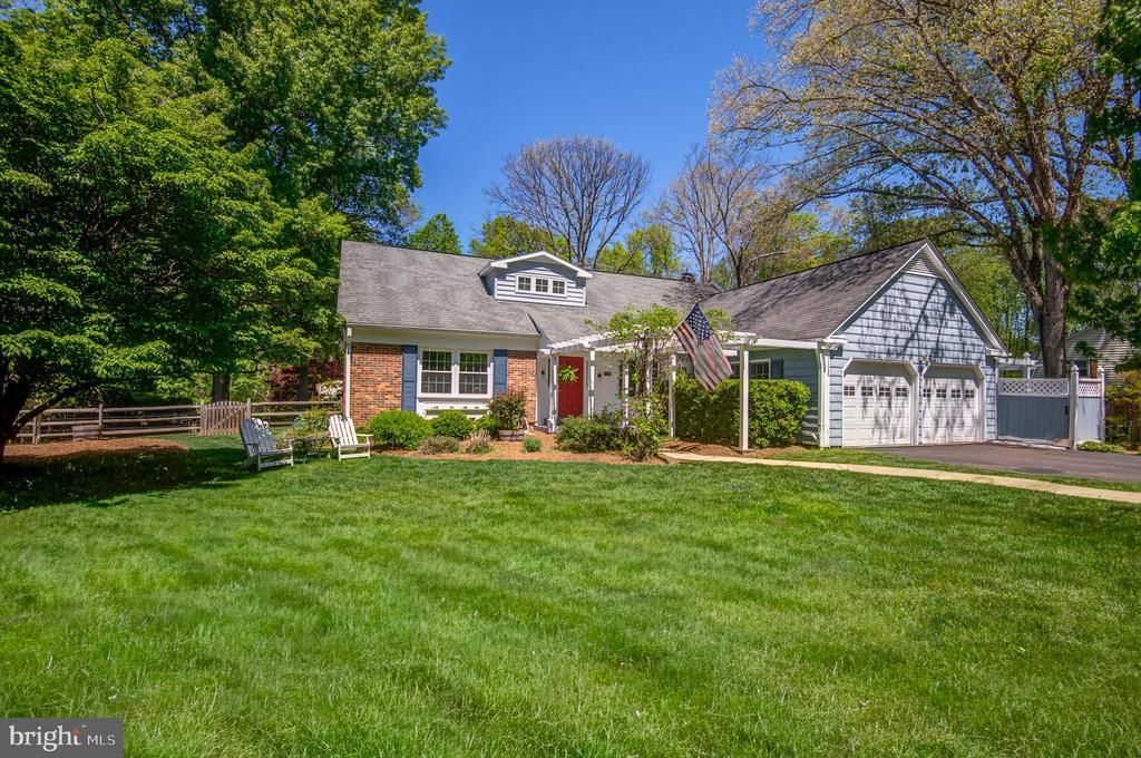 1813 Horseback Trail, Vienna, VA 22182 Main Photo