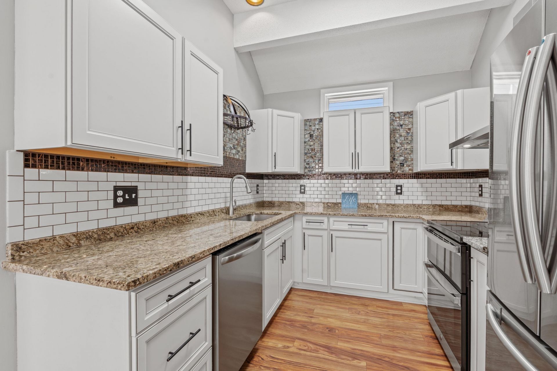 910 Emanon St. Photo 12