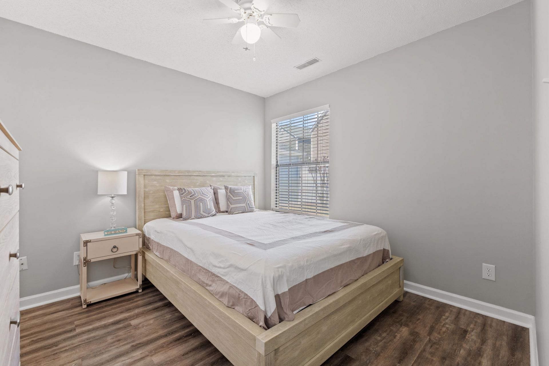 910 Emanon St. Photo 14