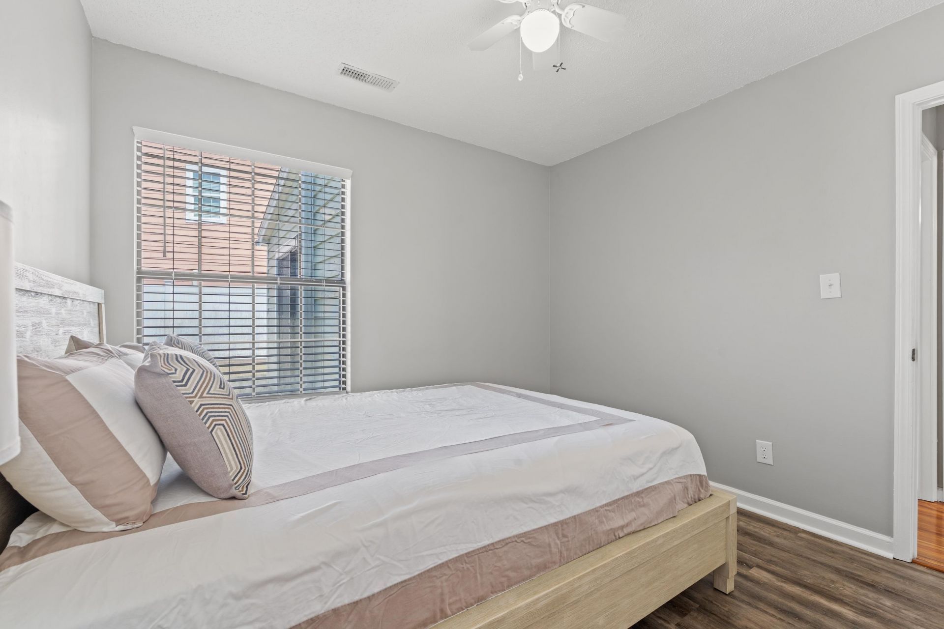 910 Emanon St. Photo 16