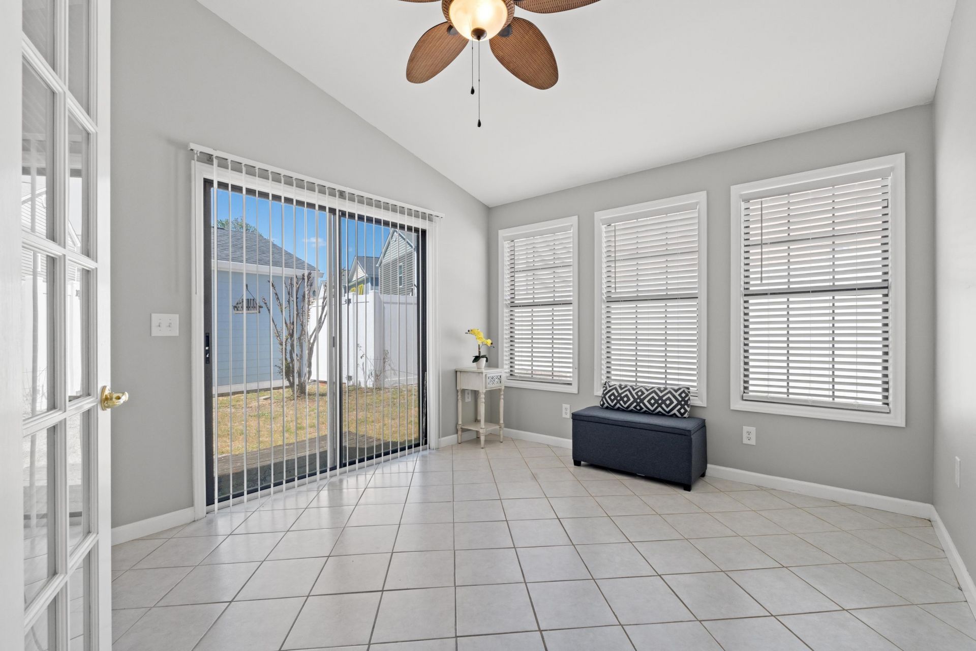 910 Emanon St. Photo 21