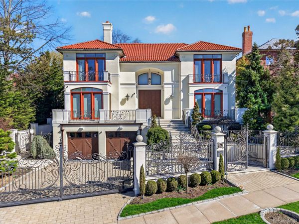 17 North Drive, Malba, NY 11357