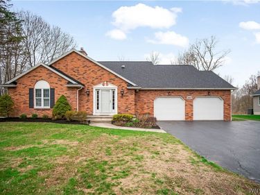 4660 Oakwood Lane, Clarence, NY 14031