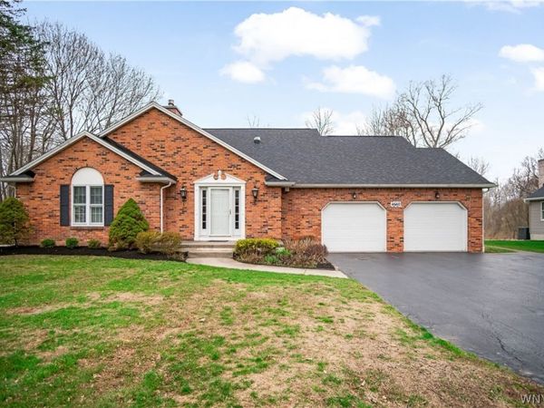 4660 Oakwood Lane, Clarence, NY 14031