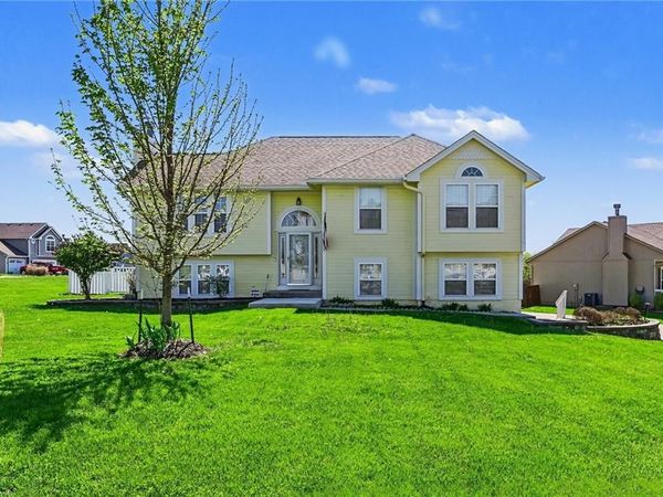 19621 Harbor Drive, Smithville, MO 64089