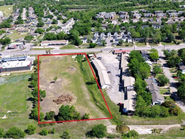 2215 W 2nd ST W, Taylor, TX 76574