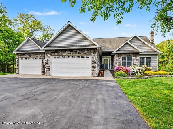 33 Parry Road, Moscow, PA 18444