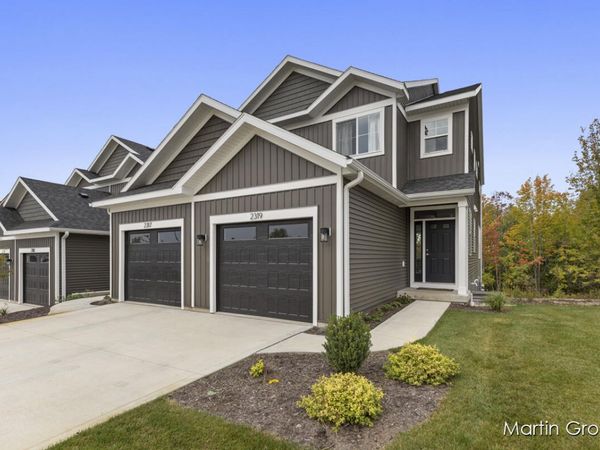 2213 Watertown Way NE, Grand Rapids, MI 49505