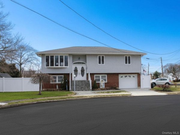 395 N Putnam Avenue , Lindenhurst, NY 11757