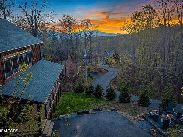 834 Pine Top Lane, Gatlinburg, TN 37738