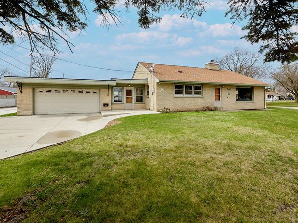 2909 S 76th St, West Allis, WI 53219