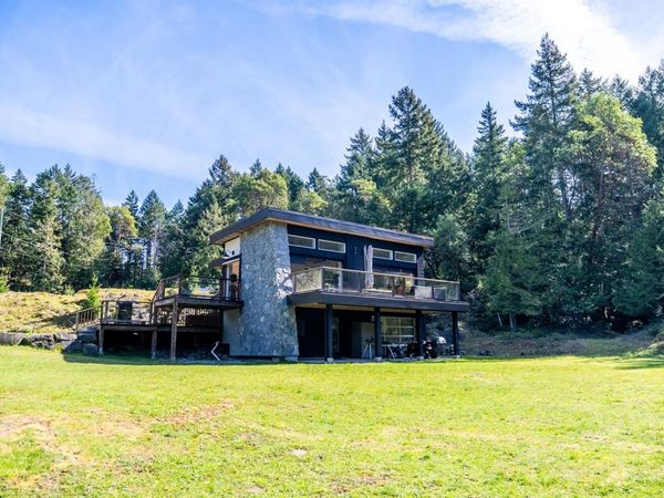 5582 Hooson Rd, Pender Island, BC V0N 2M1