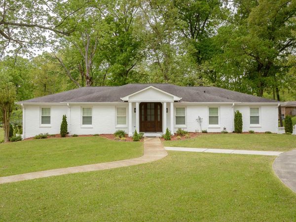 102 Colonial Dr, Florence, AL 35633