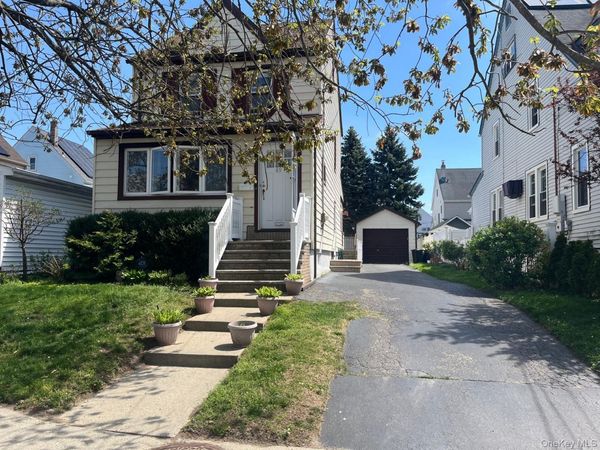 89 Carstairs Road, Valley Stream, NY 11581