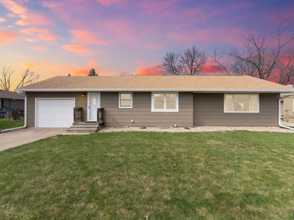 308 W Hemlock St, Beresford, SD 57004