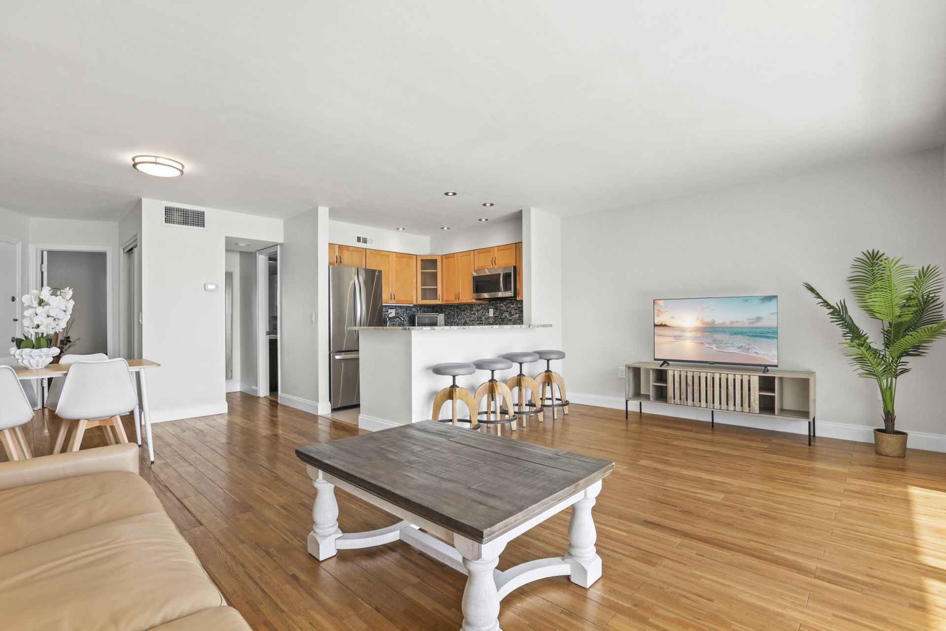 2936 Lake Shore Drive, Unit 204, West Palm Beach, FL 33404 Photo