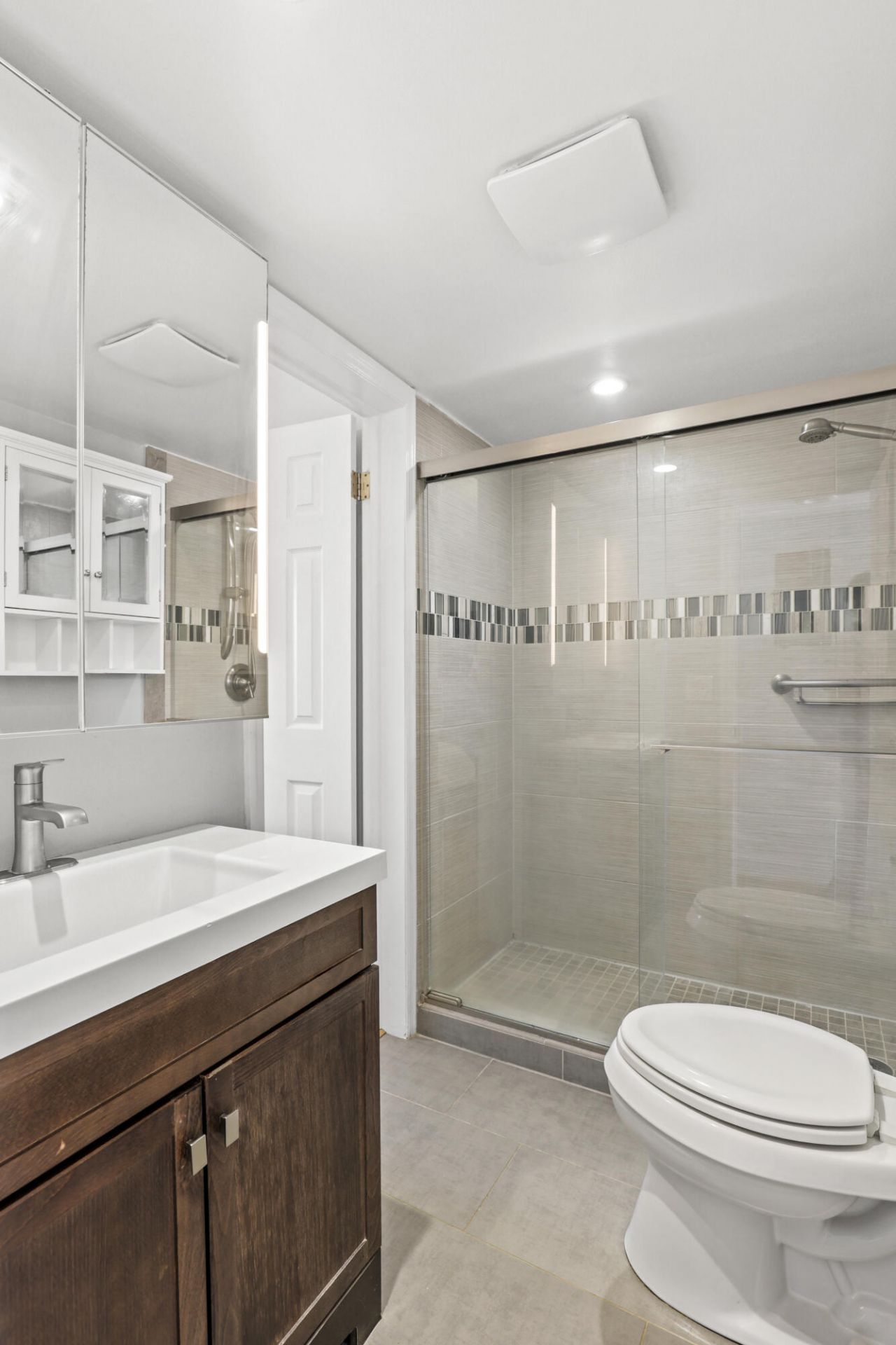 2936 Lake Shore Drive, Unit 204, West Palm Beach, FL 33404 Photo