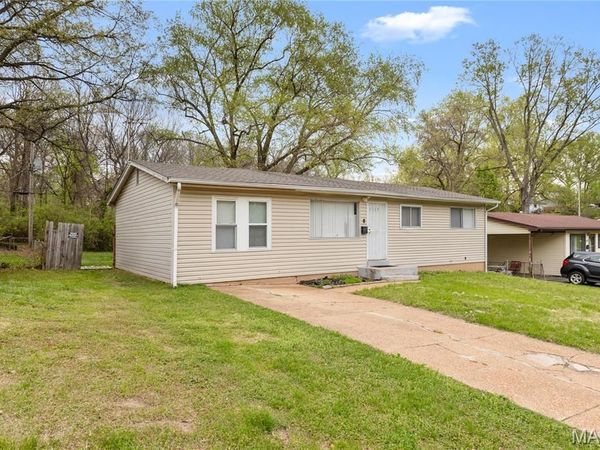 4114 Appleberry Lane , Unincorporated, MO 63121