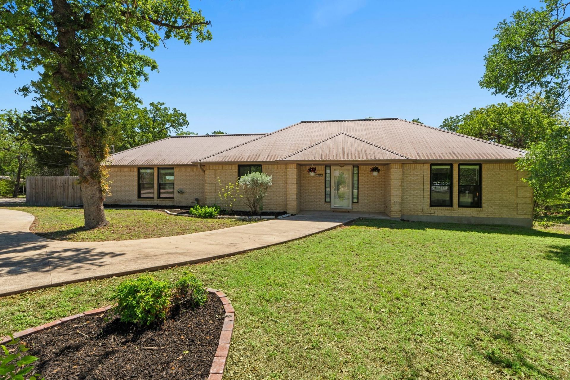242 W Oak LOOP Cedar Creek, TX 78612