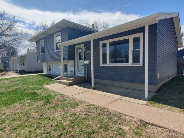 3302 Greenbrier Drive , Bettendorf, IA 52722