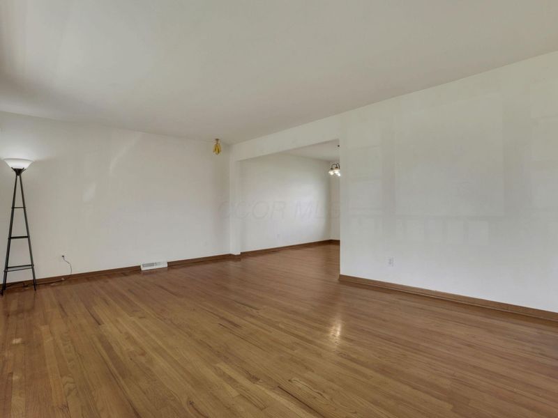 1680 Pin Oak Drive, Columbus, OH 43229 Photo 9