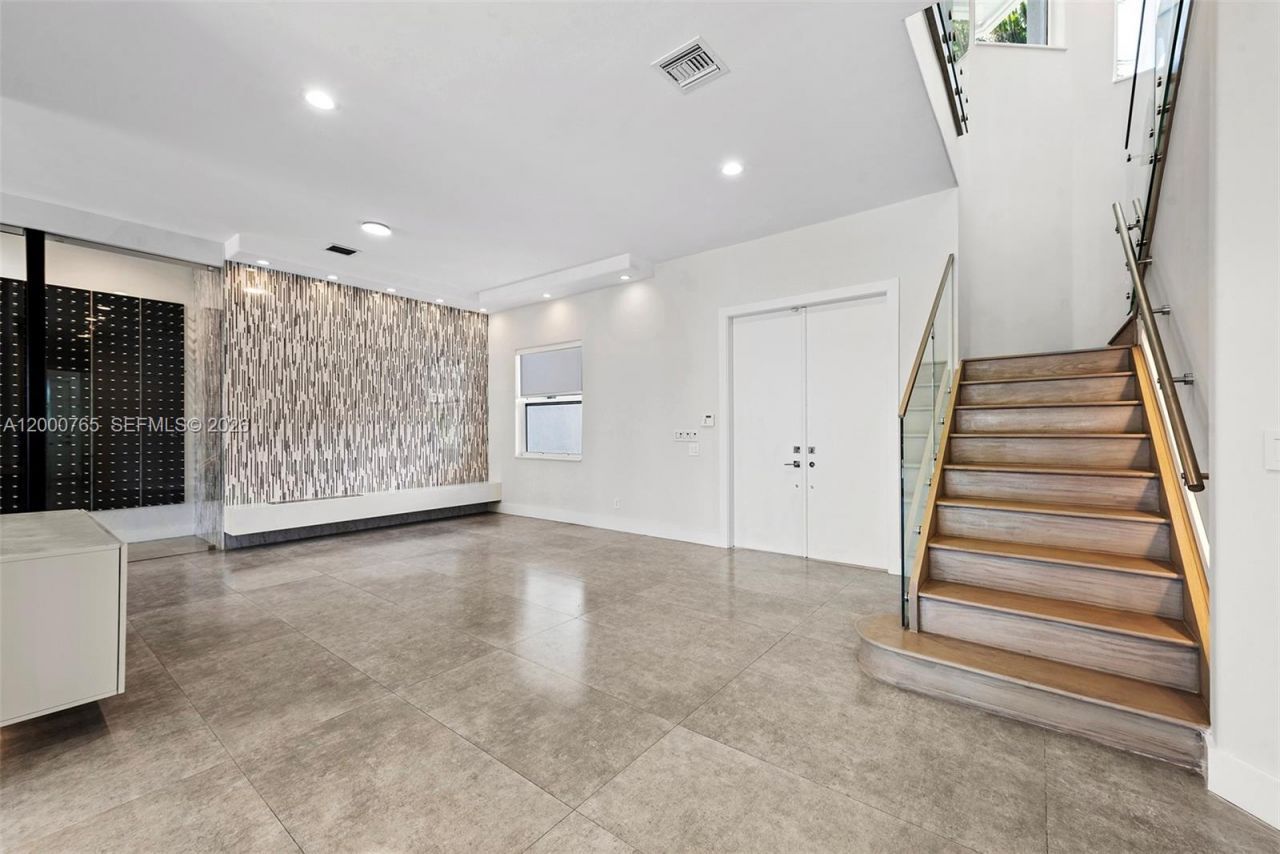 552 Palm Drive, Hallandale Beach, FL 33009 Photo