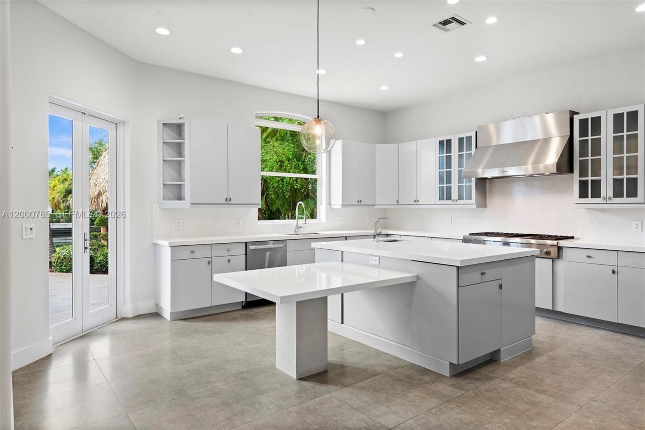 552 Palm Drive, Hallandale Beach, FL 33009 Photo