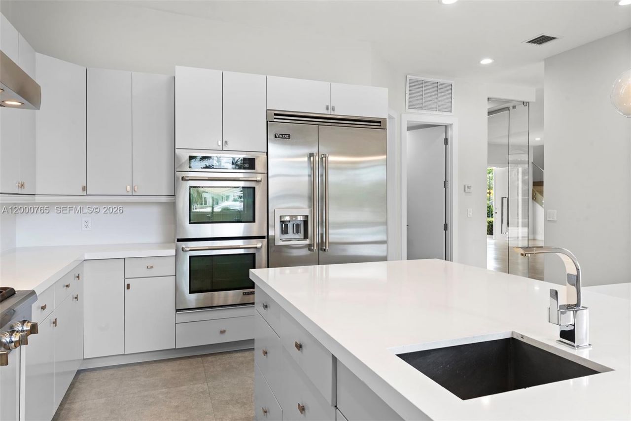 552 Palm Drive, Hallandale Beach, FL 33009 Photo