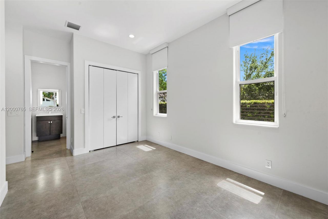 552 Palm Drive, Hallandale Beach, FL 33009 Photo