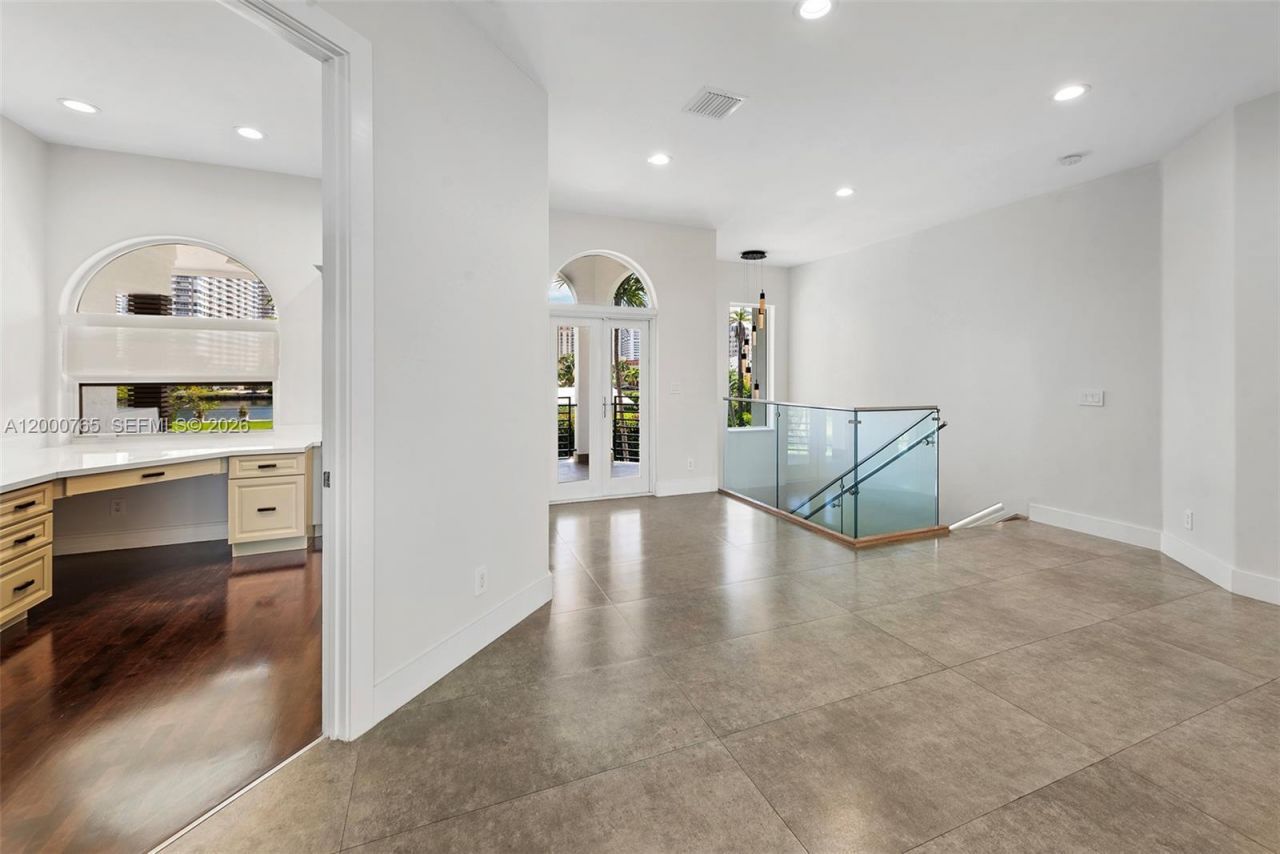 552 Palm Drive, Hallandale Beach, FL 33009 Photo