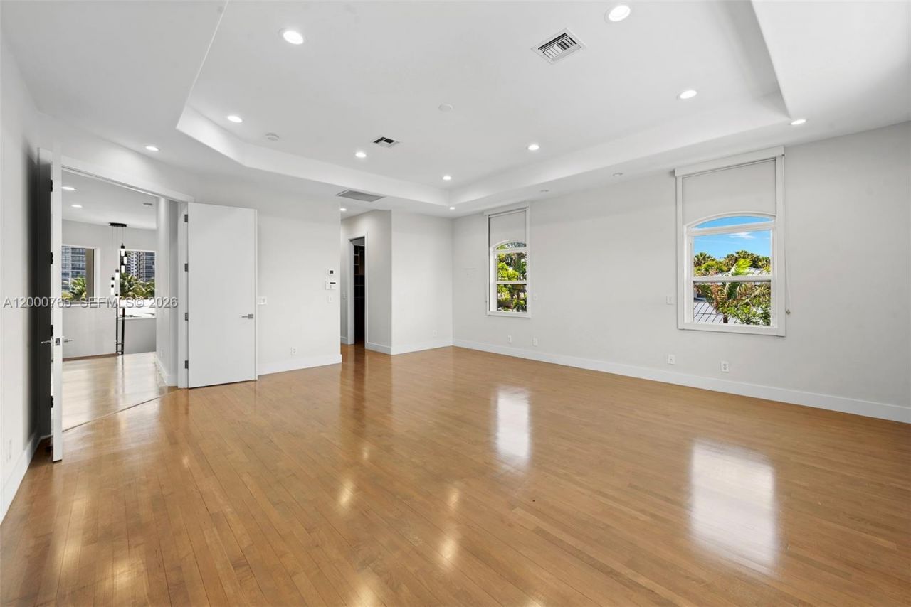 552 Palm Drive, Hallandale Beach, FL 33009 Photo