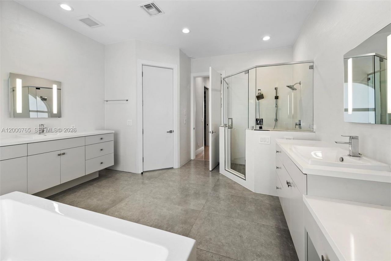 552 Palm Drive, Hallandale Beach, FL 33009 Photo