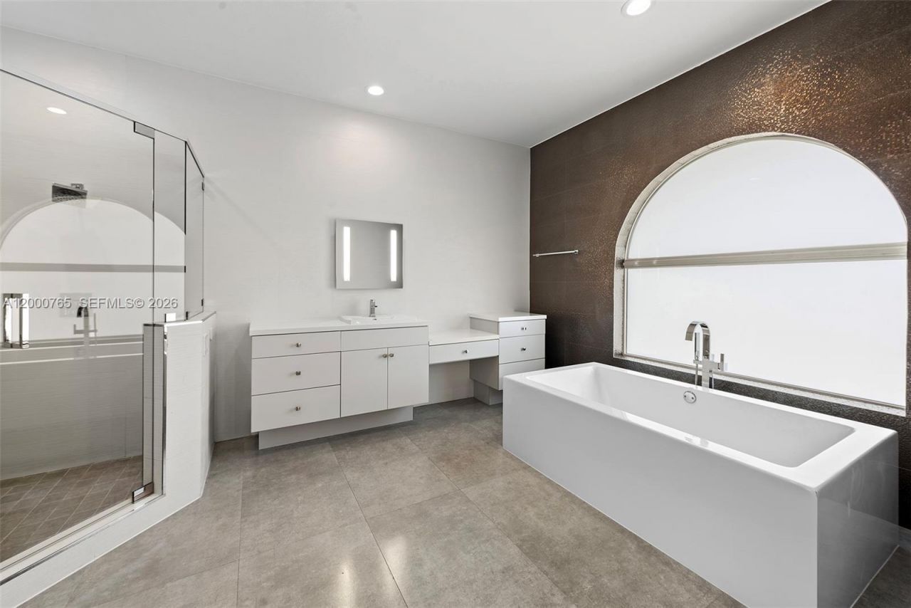 552 Palm Drive, Hallandale Beach, FL 33009 Photo