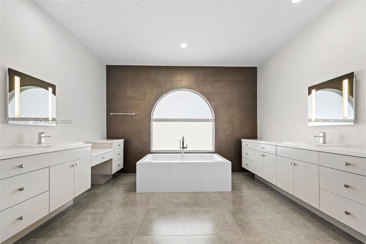 552 Palm Drive, Hallandale Beach, FL 33009 Photo