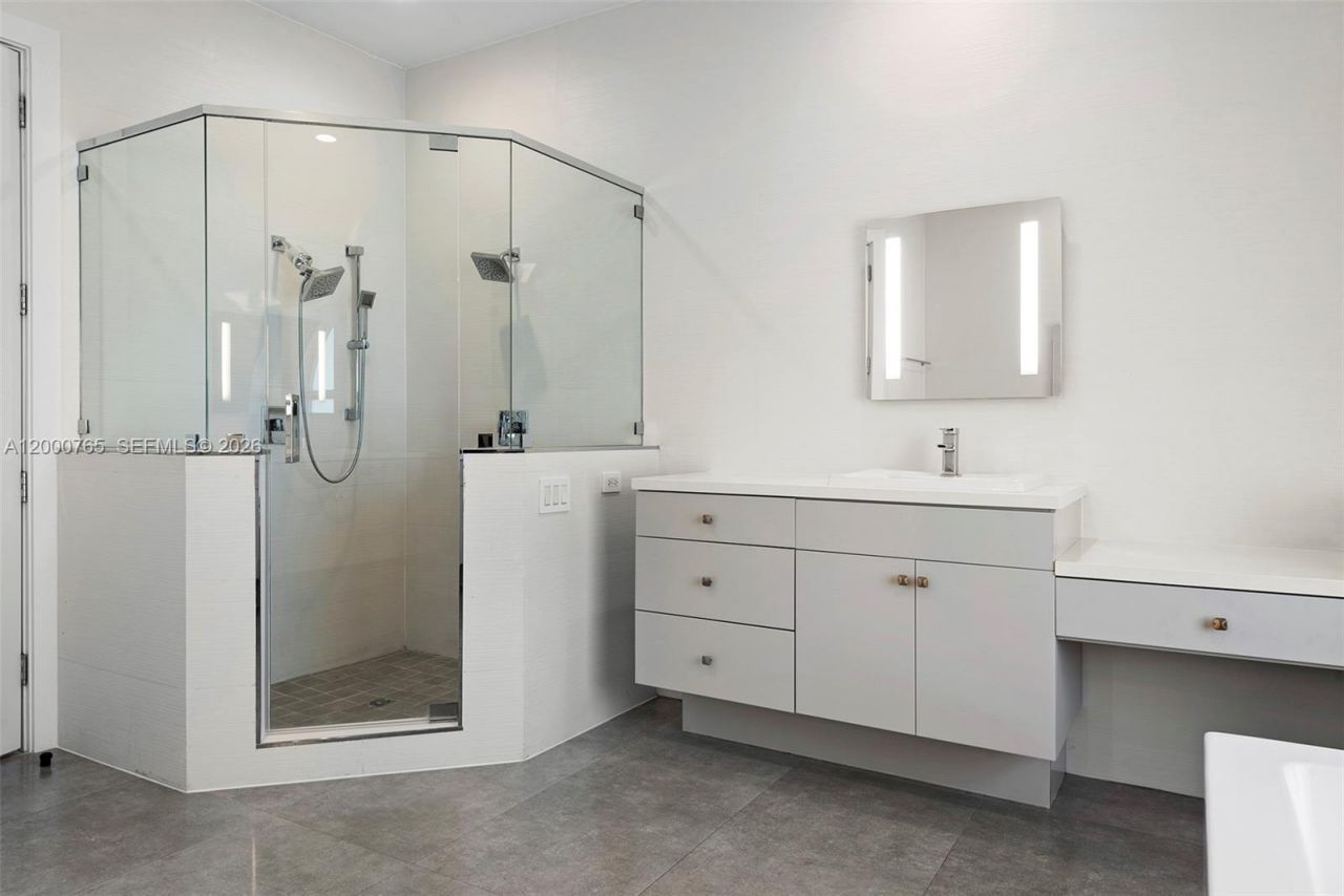 552 Palm Drive, Hallandale Beach, FL 33009 Photo