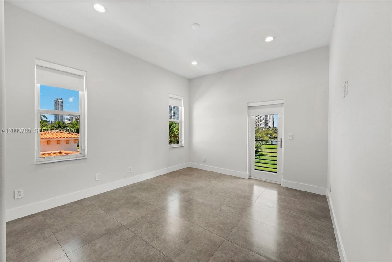 552 Palm Drive, Hallandale Beach, FL 33009 Photo