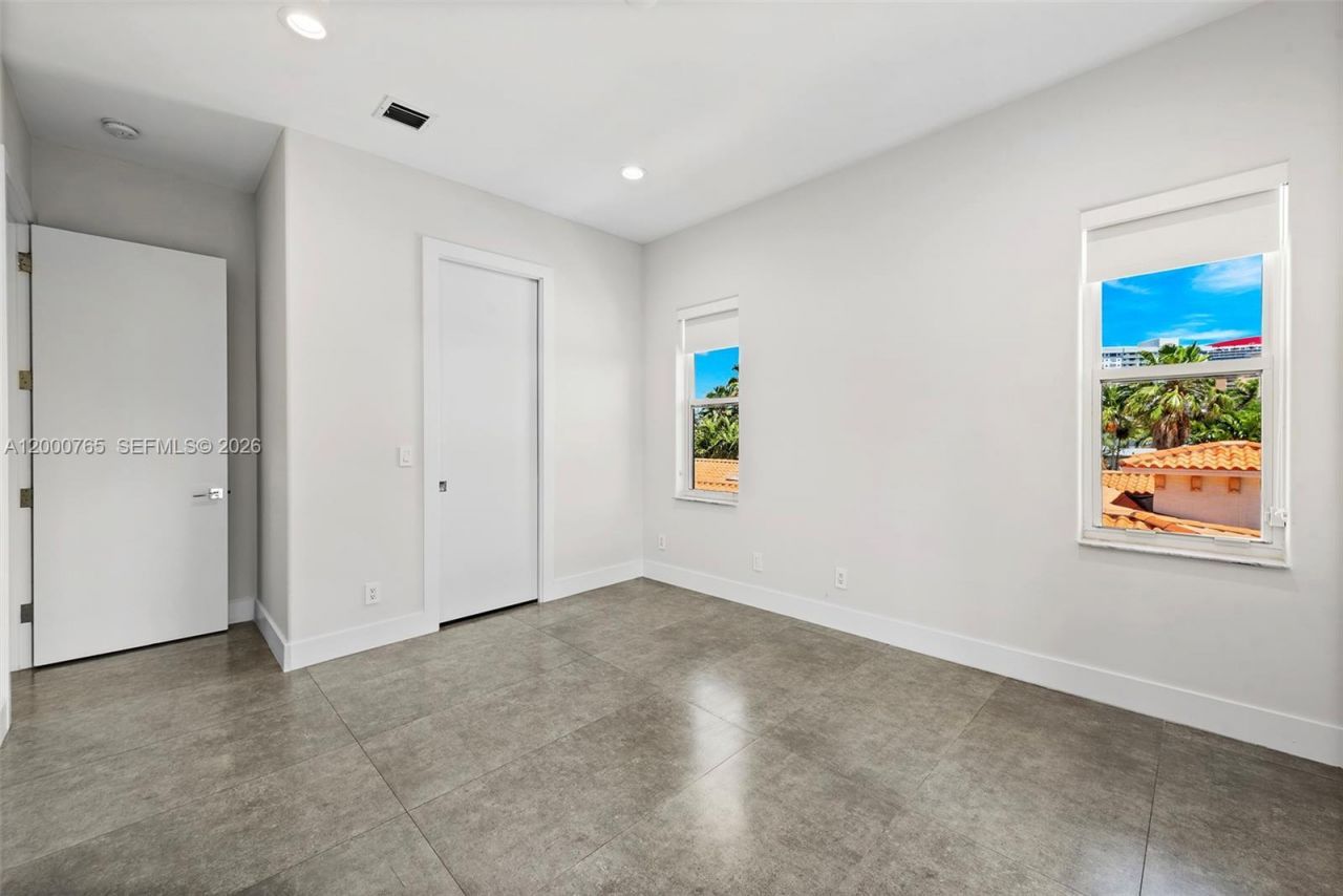 552 Palm Drive, Hallandale Beach, FL 33009 Photo