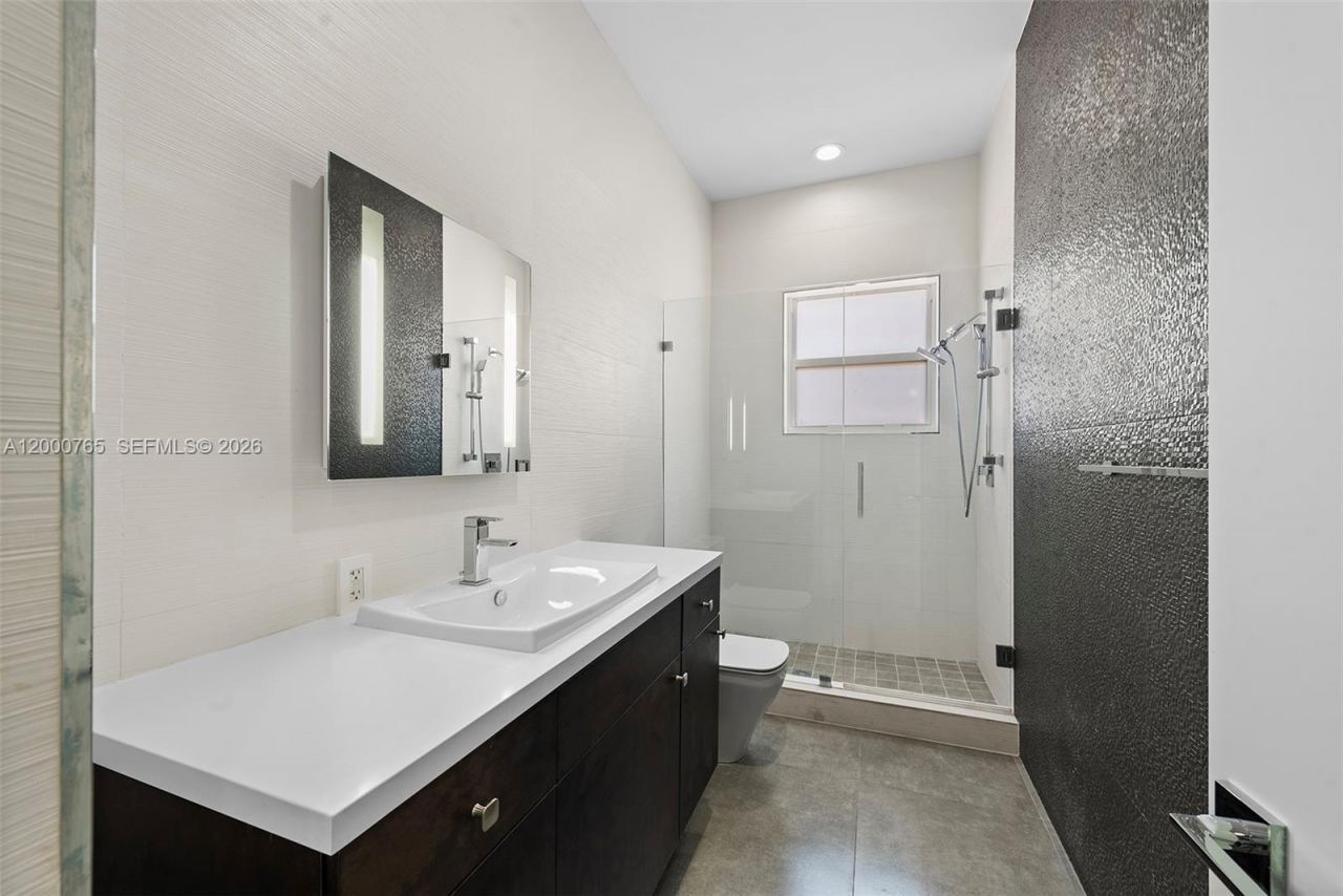 552 Palm Drive, Hallandale Beach, FL 33009 Photo