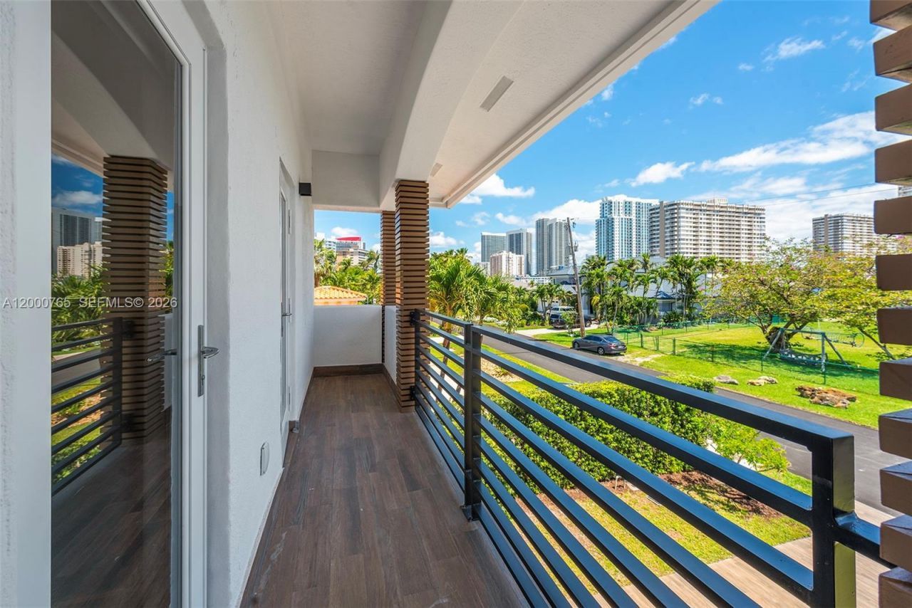 552 Palm Drive, Hallandale Beach, FL 33009 Photo