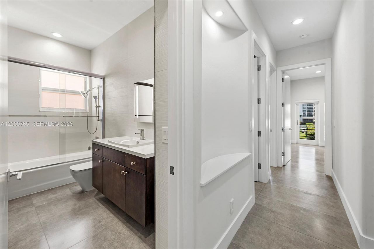 552 Palm Drive, Hallandale Beach, FL 33009 Photo