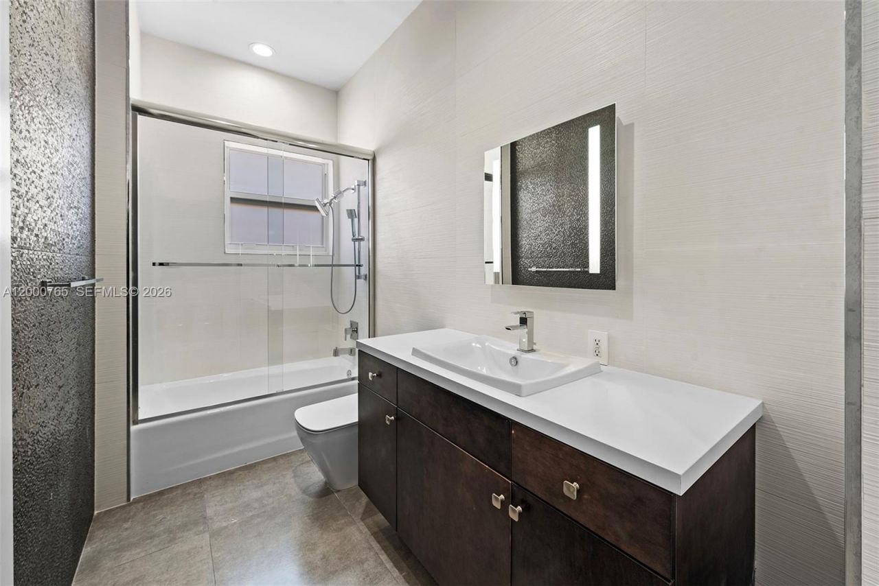 552 Palm Drive, Hallandale Beach, FL 33009 Photo