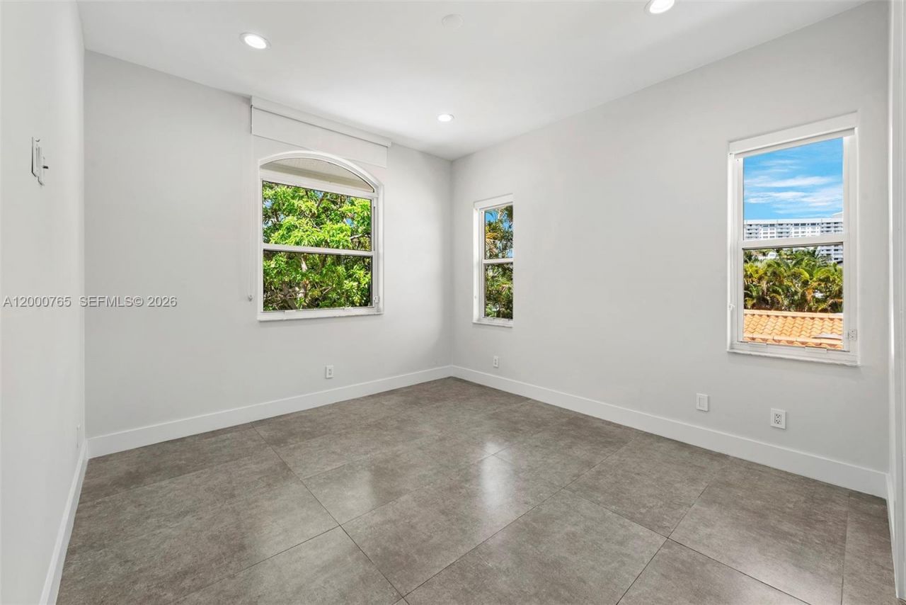 552 Palm Drive, Hallandale Beach, FL 33009 Photo