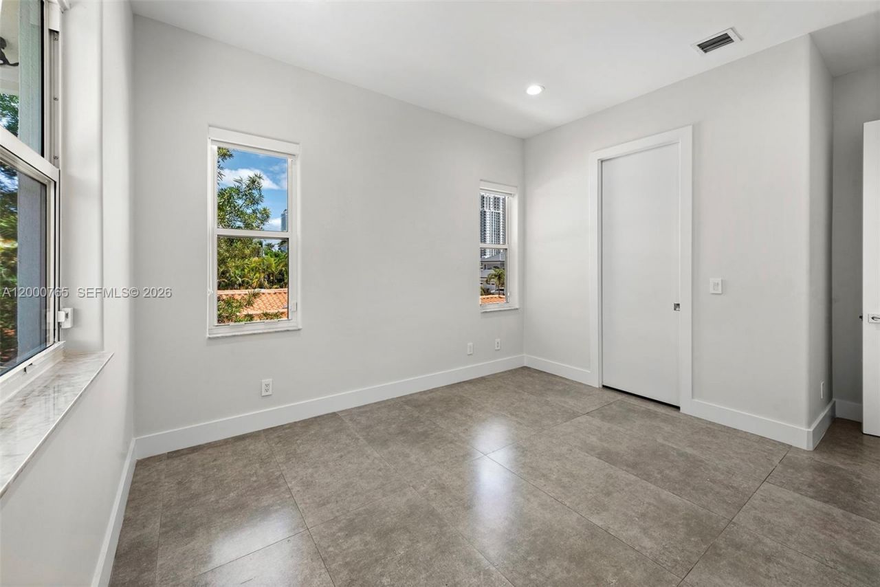 552 Palm Drive, Hallandale Beach, FL 33009 Photo