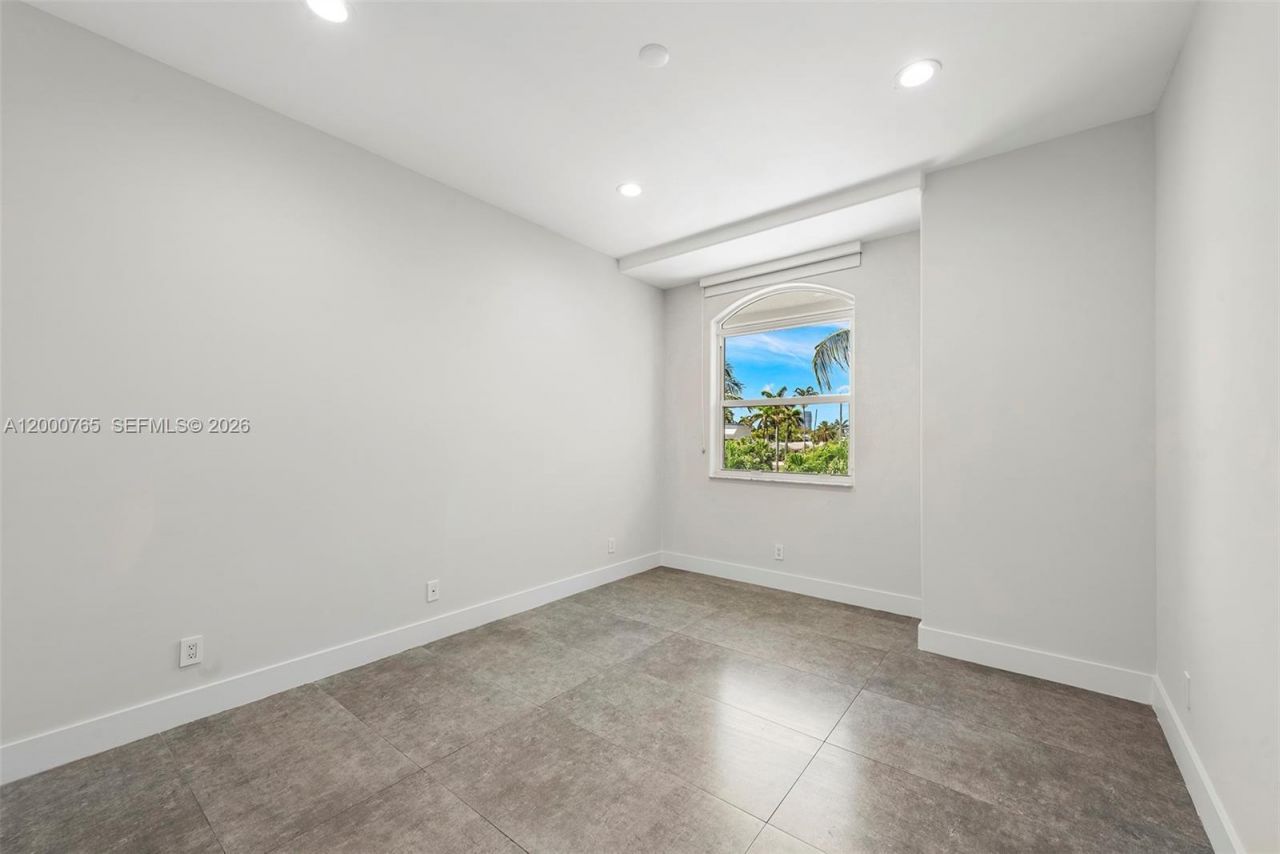 552 Palm Drive, Hallandale Beach, FL 33009 Photo