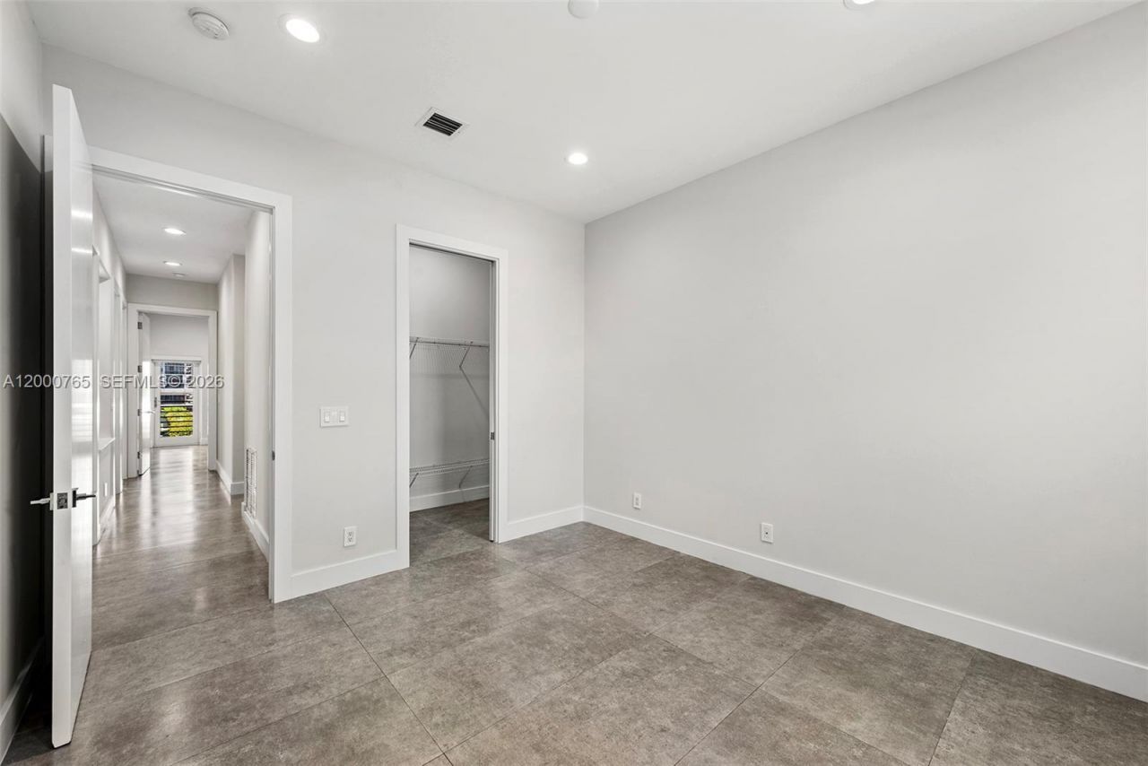 552 Palm Drive, Hallandale Beach, FL 33009 Photo