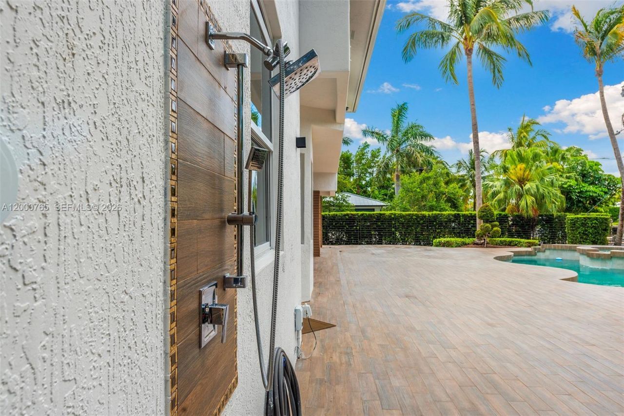 552 Palm Drive, Hallandale Beach, FL 33009 Photo